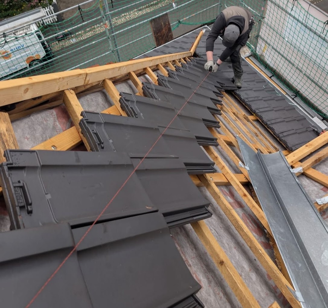 Pose de tuiles anthracite et zinguerie
