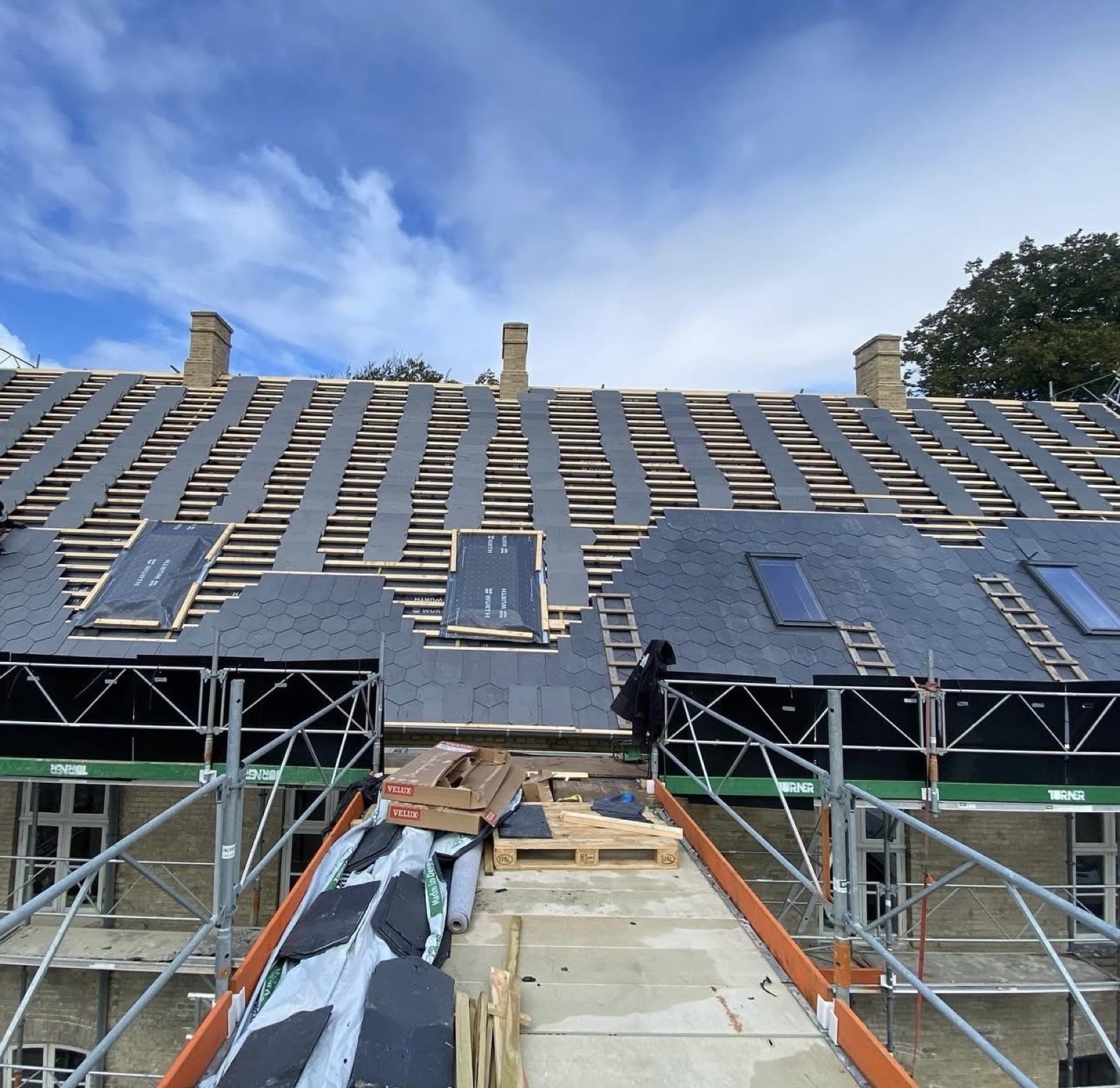Grande couverture en ardoise neuve avec fenêtres de toit Velux, dans le Loiret