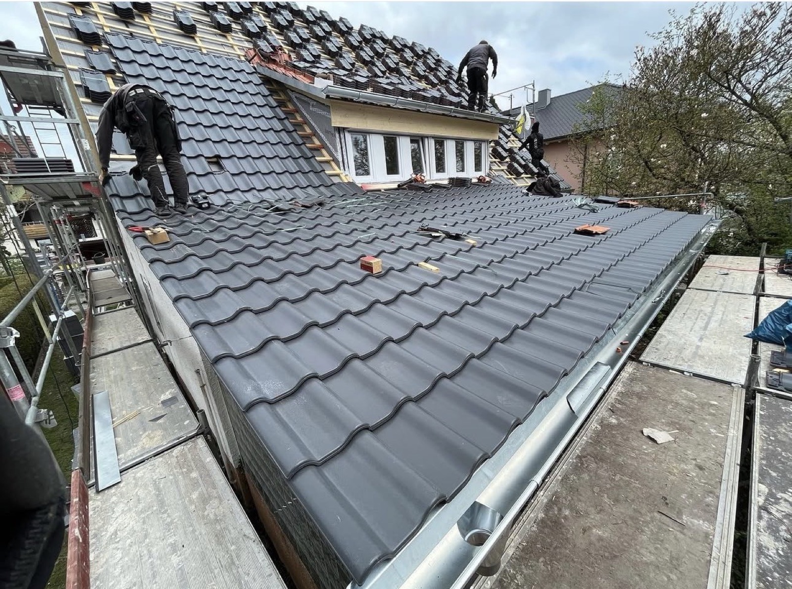 Pose de tuiles anthracite sur un pavillon avec gouttière zinc
