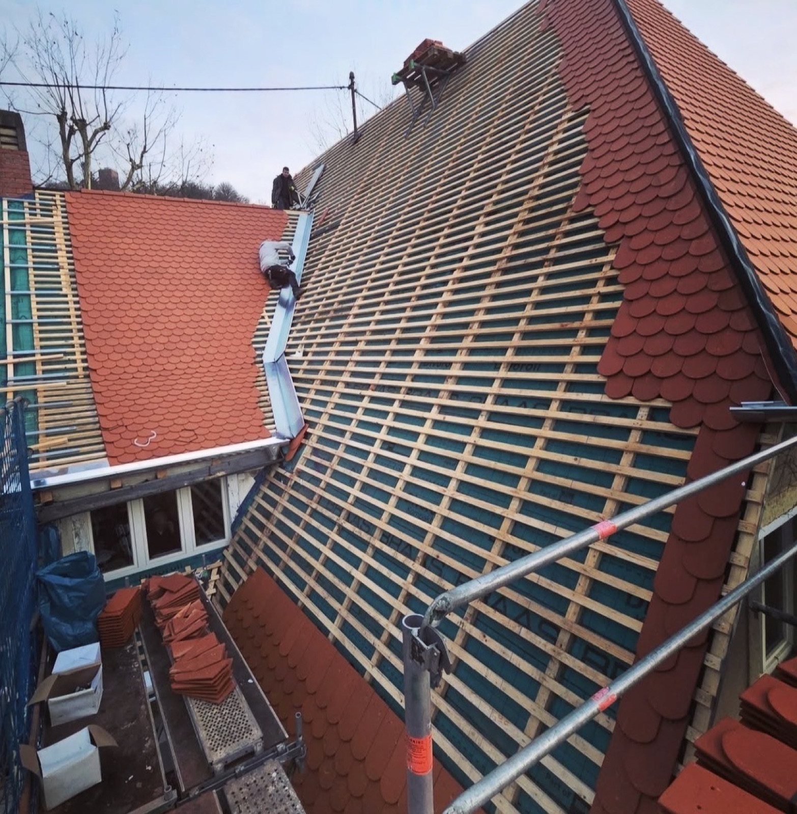 Rénovation de toiture en tuiles écaille sur une croupe