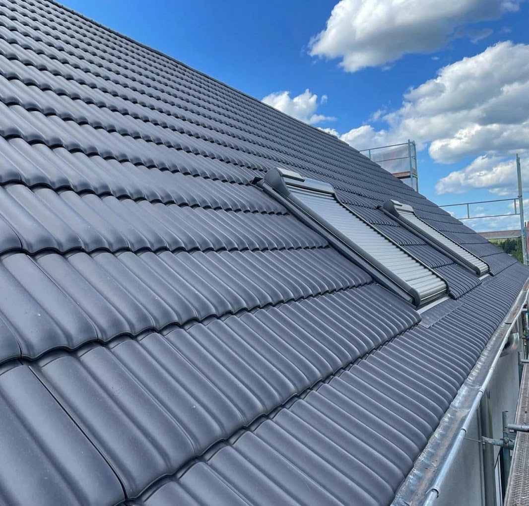 Toiture anthracite finie avec fenêtres de toit
