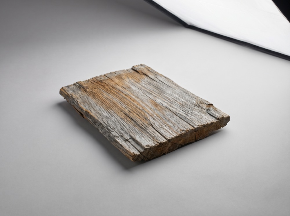 Tavaillon, bardeau de bois fendu, gros plan studio