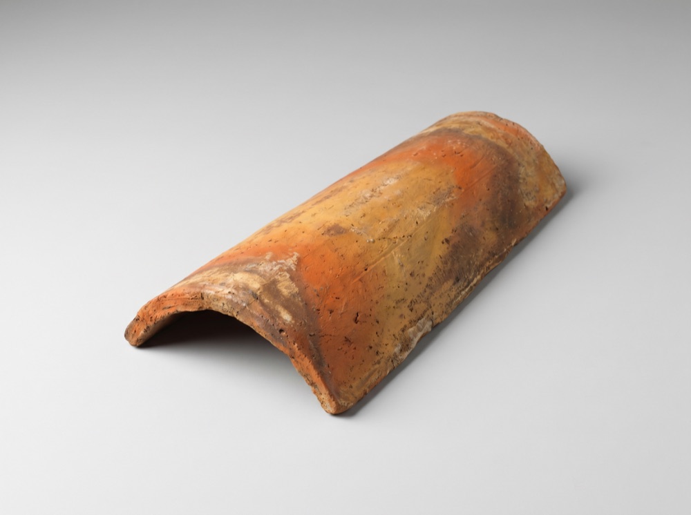 Tuile espagnole mission en terre cuite aux teintes nuancées, gros plan studio
