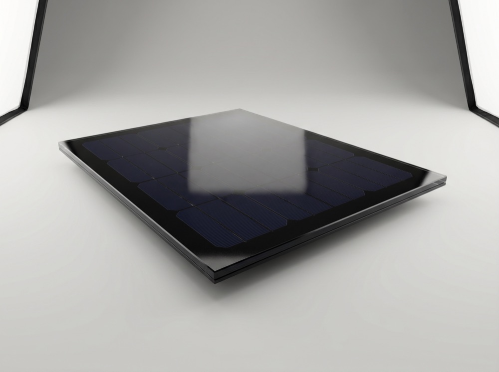 Tuile solaire photovoltaïque intégrée à la toiture, gros plan studio